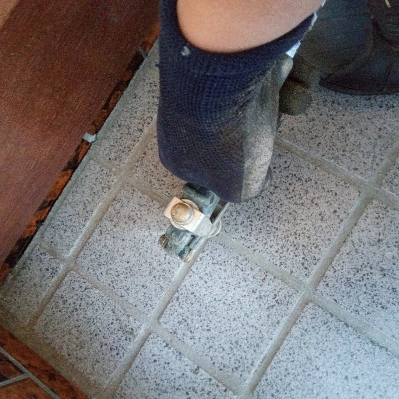 床にシロアリ駆除剤を注入