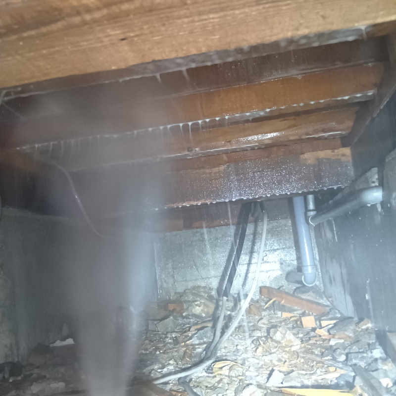 床下の木材にシロアリ駆除剤を散布