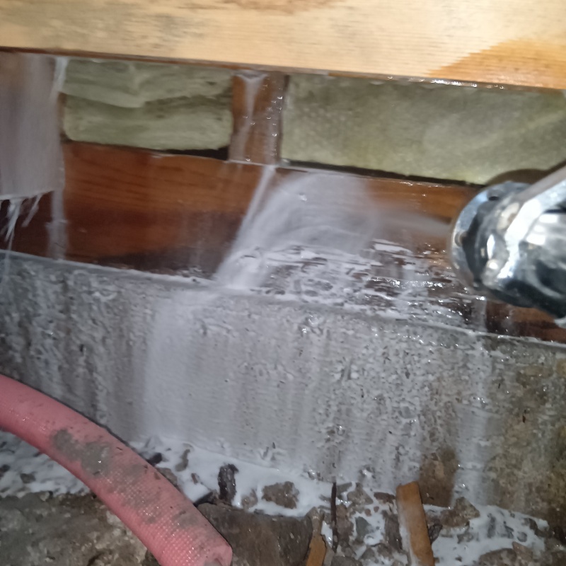 床下の地面にシロアリ駆除剤を散布