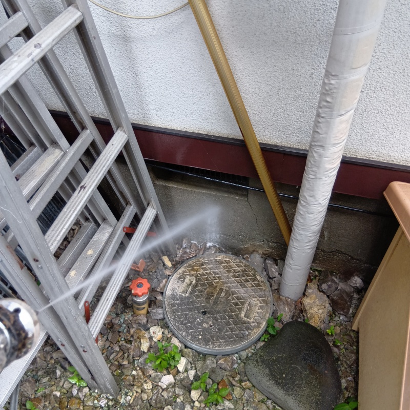 建物の外周にシロアリ駆除剤を散布