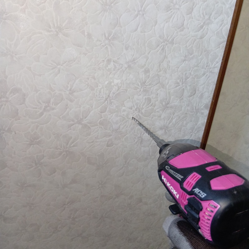 壁にシロアリ駆除剤を注入