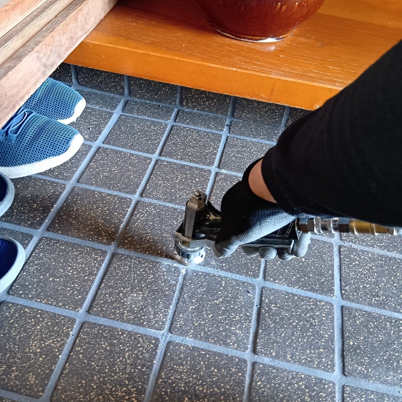 床にシロアリ駆除剤を注入