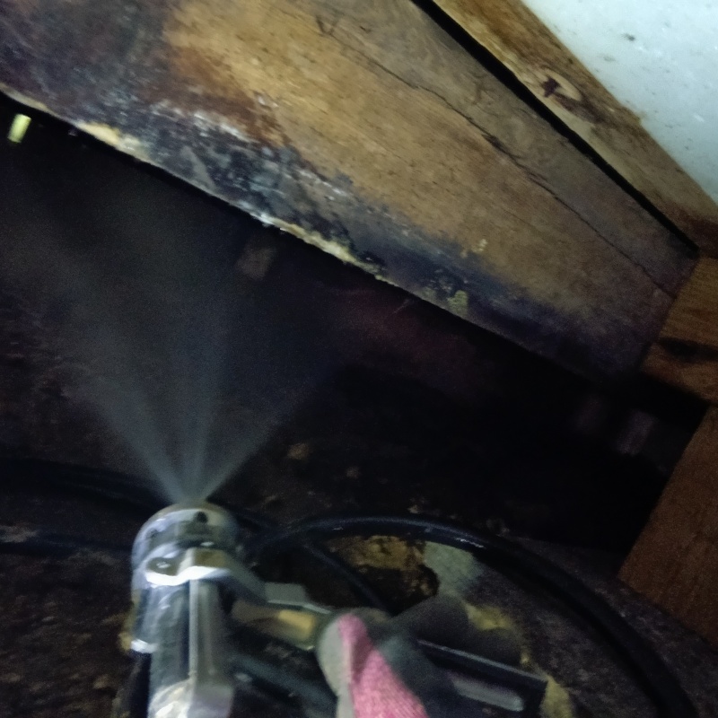 床下の木材にシロアリ駆除剤を散布