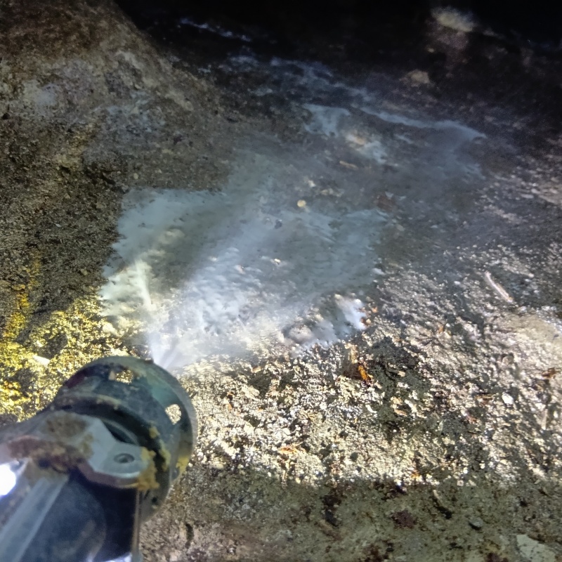 床下の地面にシロアリ駆除剤を散布