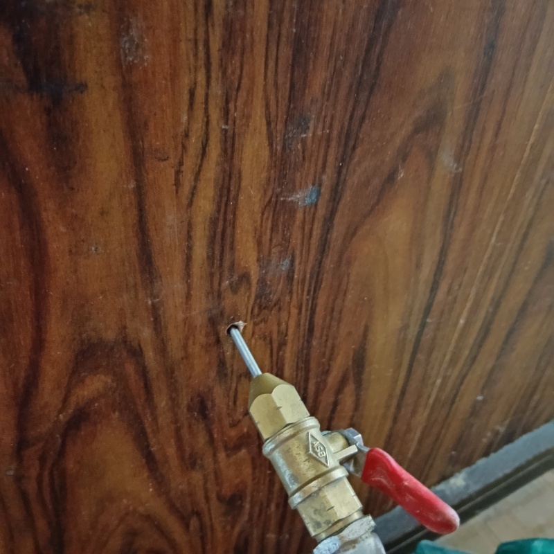 壁にシロアリ駆除剤を注入