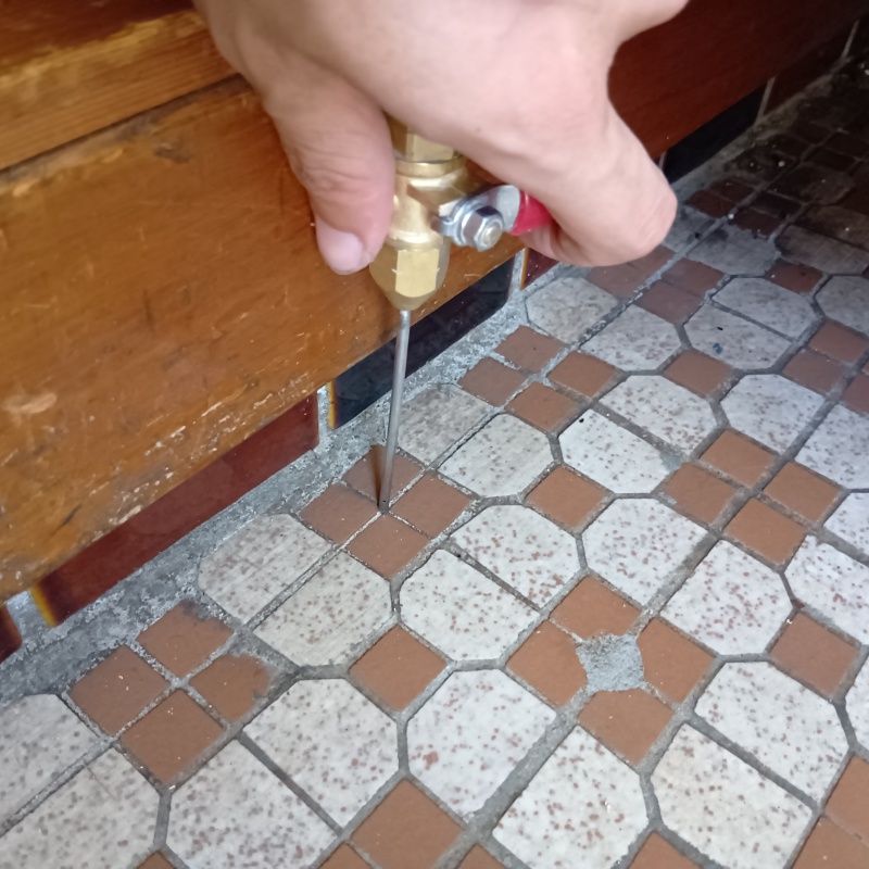 床にシロアリ駆除剤を注入