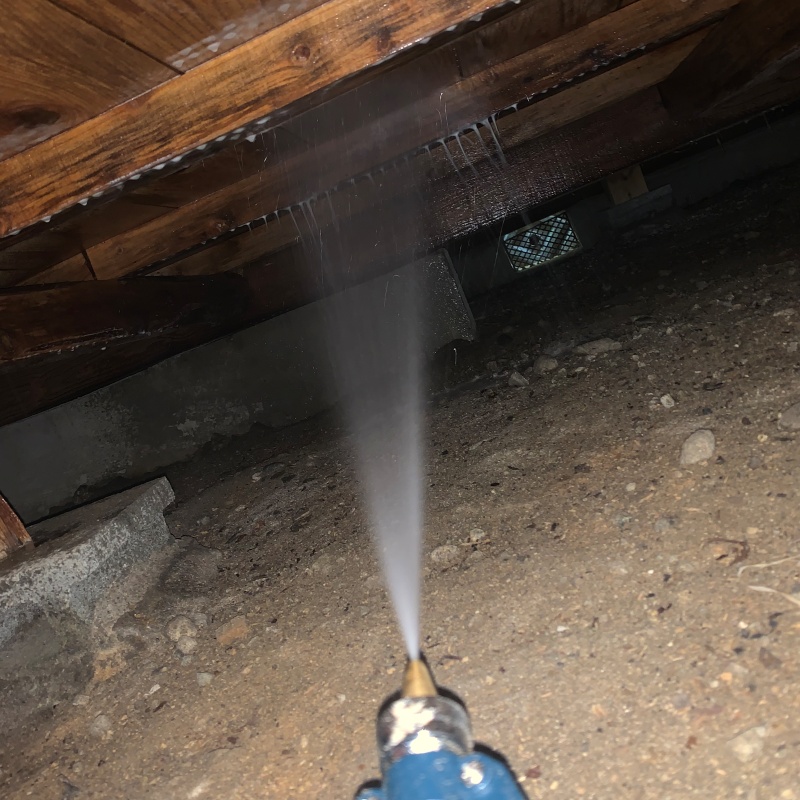 床下の木材にシロアリ駆除剤を散布