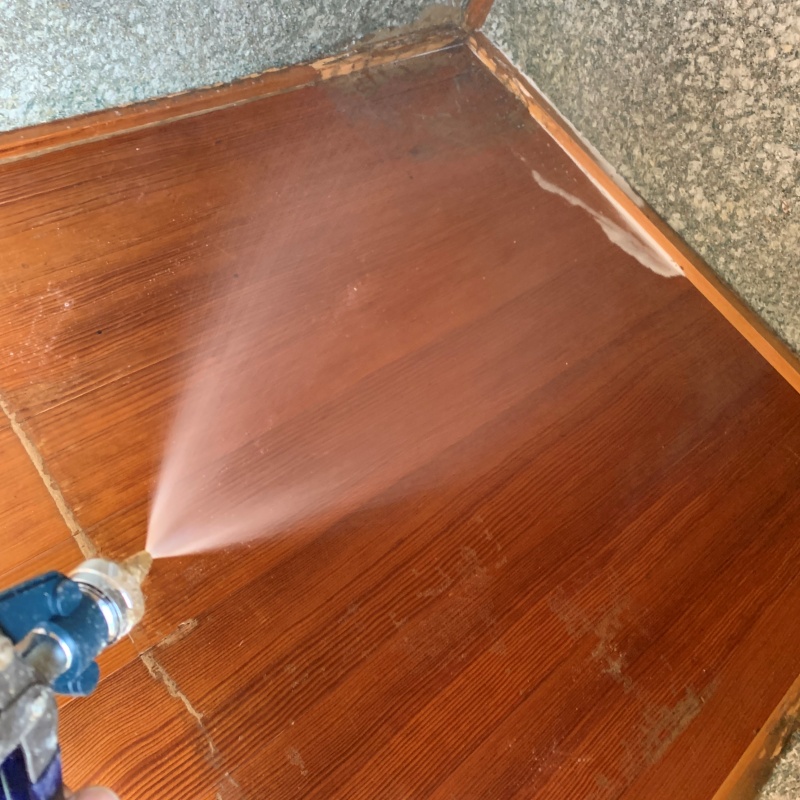 室内の床板にシロアリ駆除剤を散布