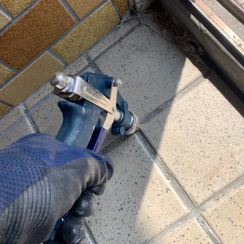 床にシロアリ駆除剤を注入