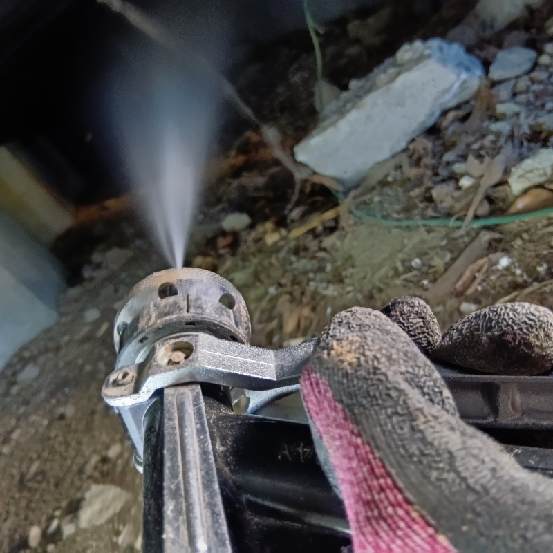 床下の木材にシロアリ駆除剤を散布