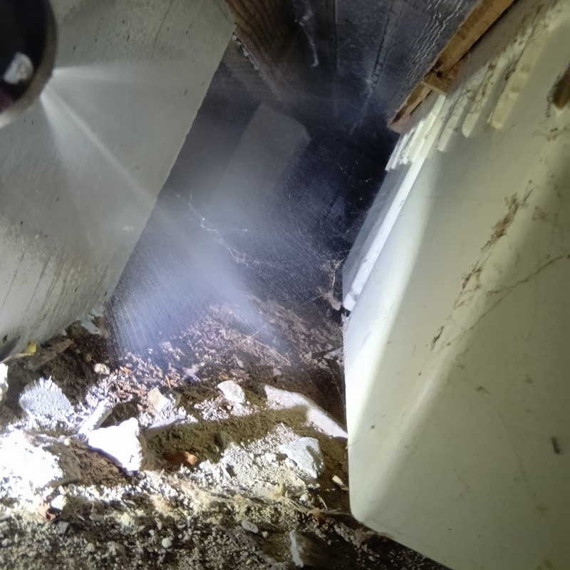 床下の地面にシロアリ駆除剤を散布