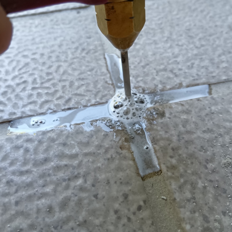 床にシロアリ駆除剤を注入