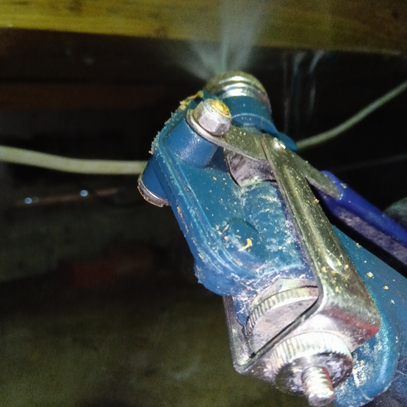 床下の木材にシロアリ駆除剤を散布