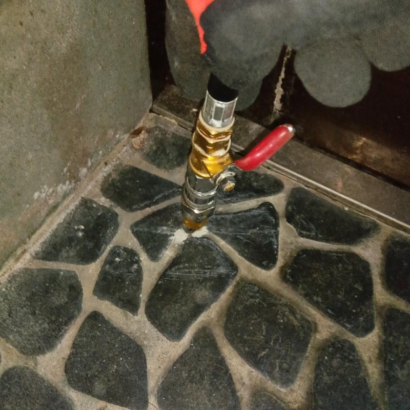 床にシロアリ駆除剤を注入