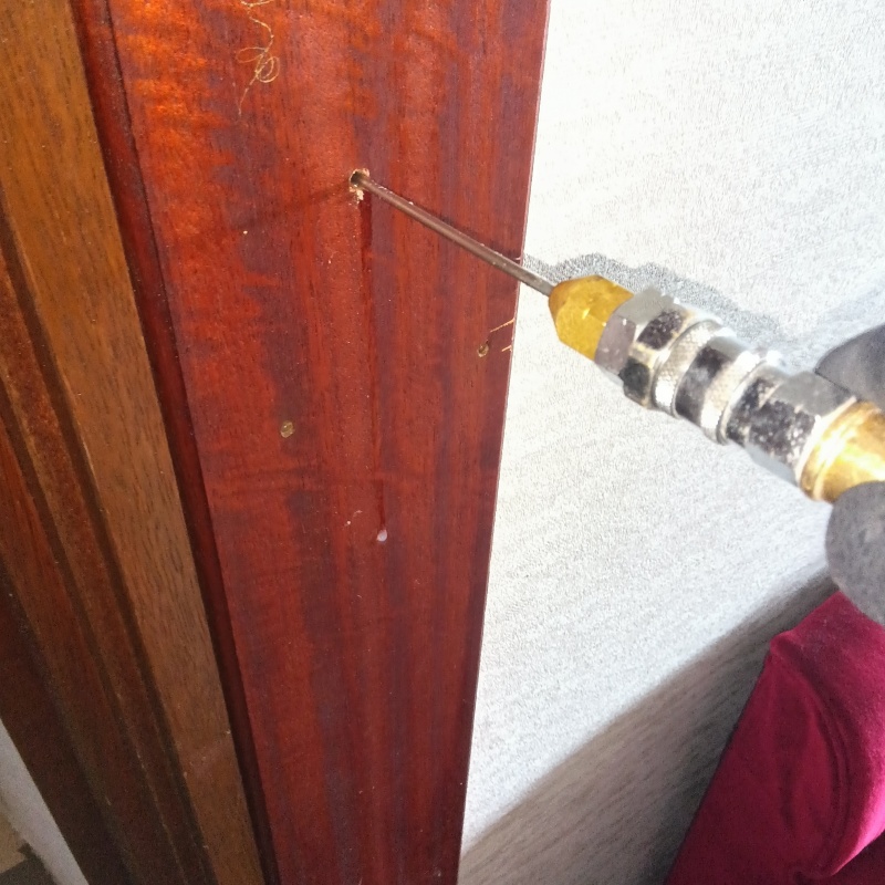 柱にシロアリ駆除剤を注入