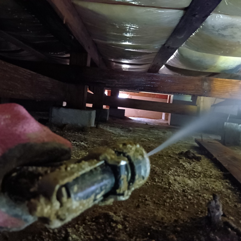 床下の木材にシロアリ駆除剤を散布