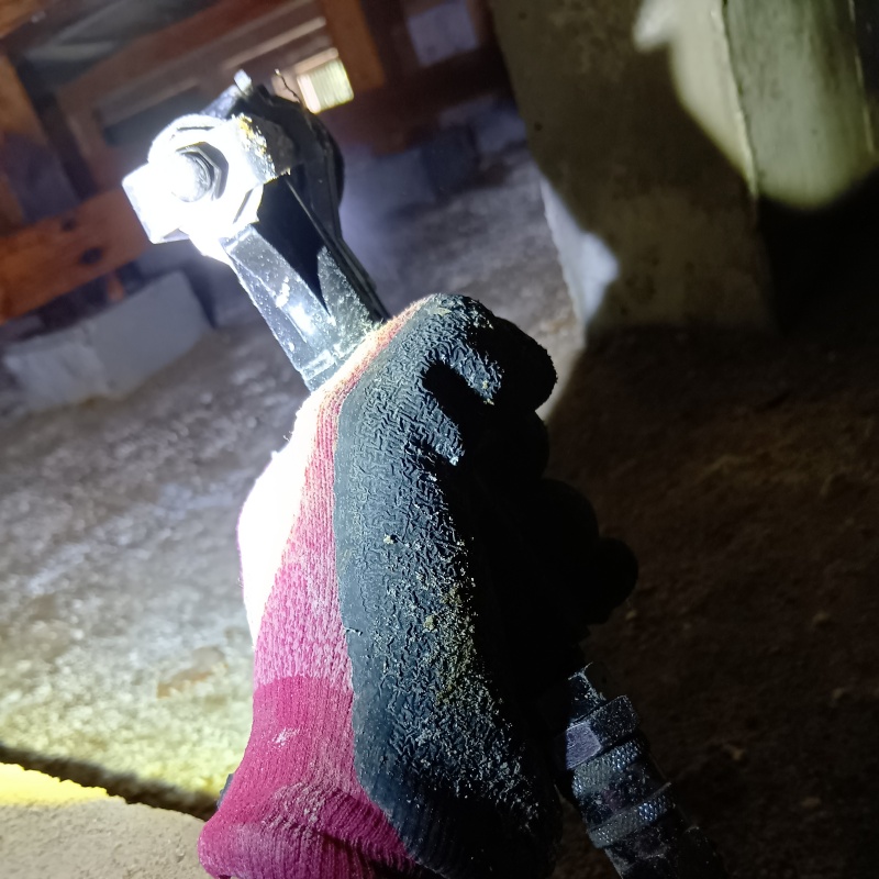 床下の地面にシロアリ駆除剤を散布