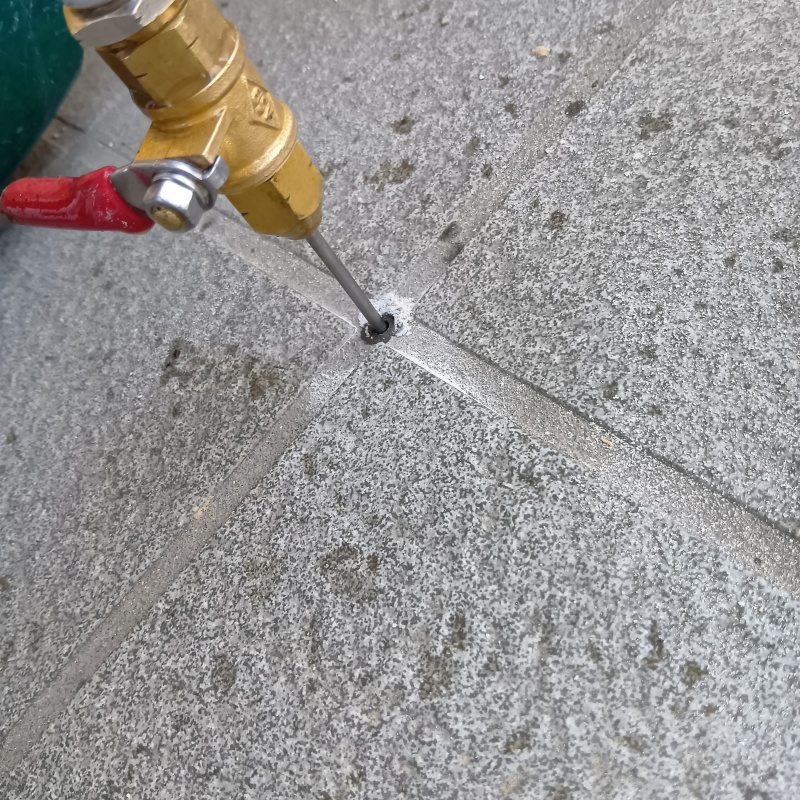 床にシロアリ駆除剤を注入