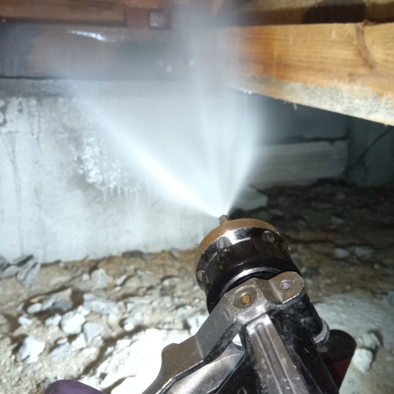 床下の木材にシロアリ駆除剤を散布