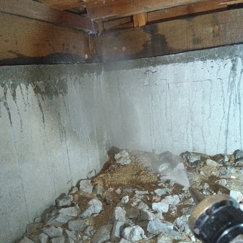 床下の木材にシロアリ駆除剤を散布