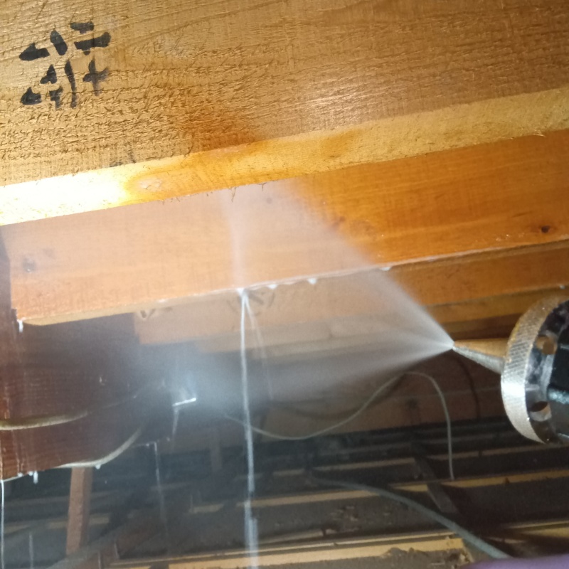 屋根裏にシロアリ駆除剤を散布