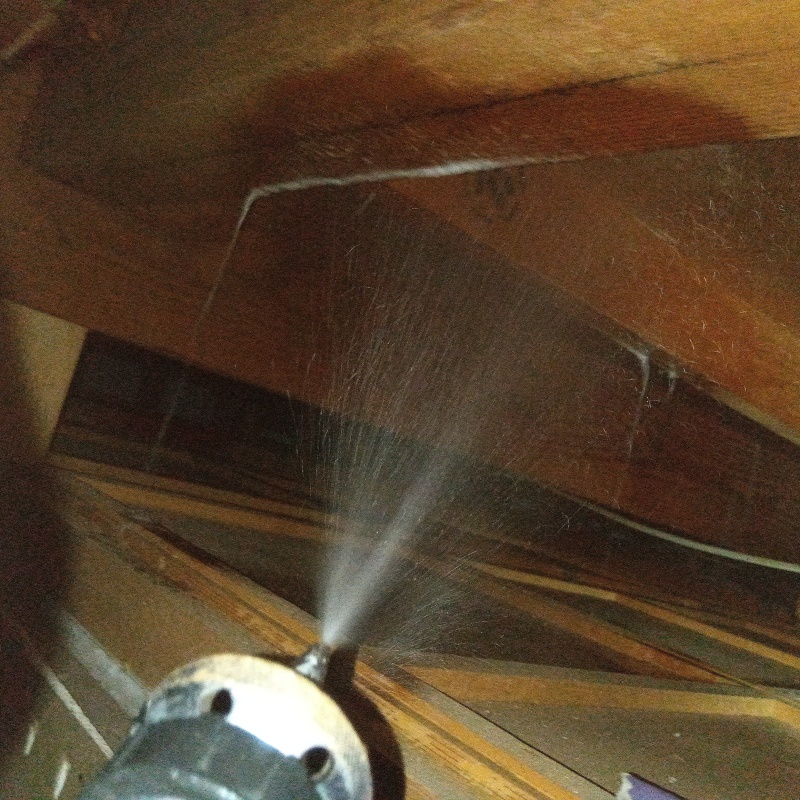 屋根裏にシロアリ駆除剤を散布