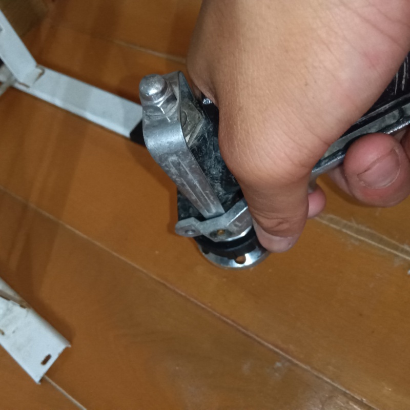 床にシロアリ駆除剤を注入