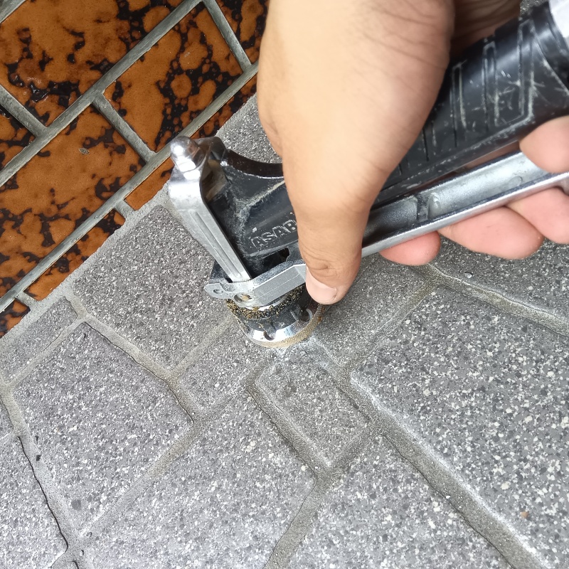 床にシロアリ駆除剤を注入