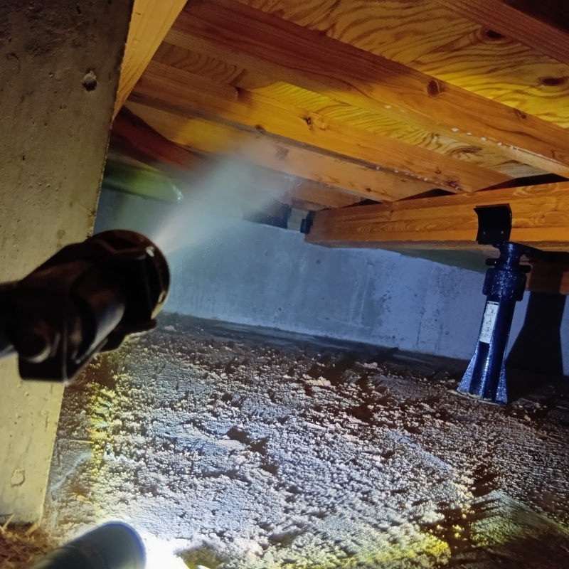 床下の木材にシロアリ駆除剤を散布