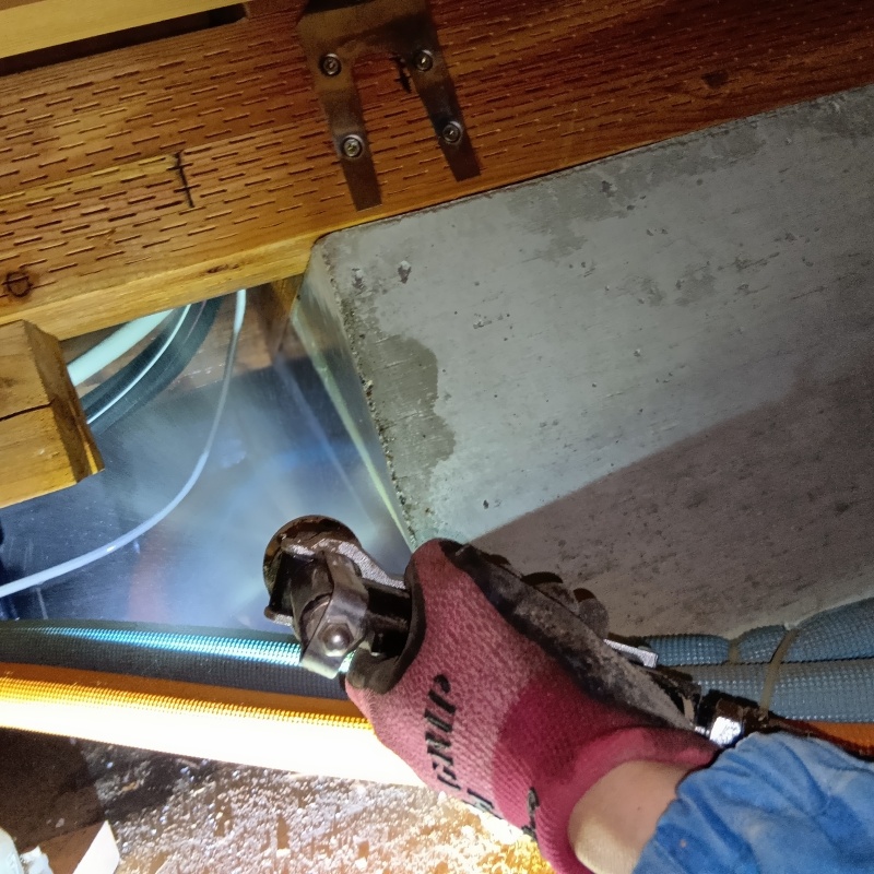 床下の木材にシロアリ駆除剤を散布