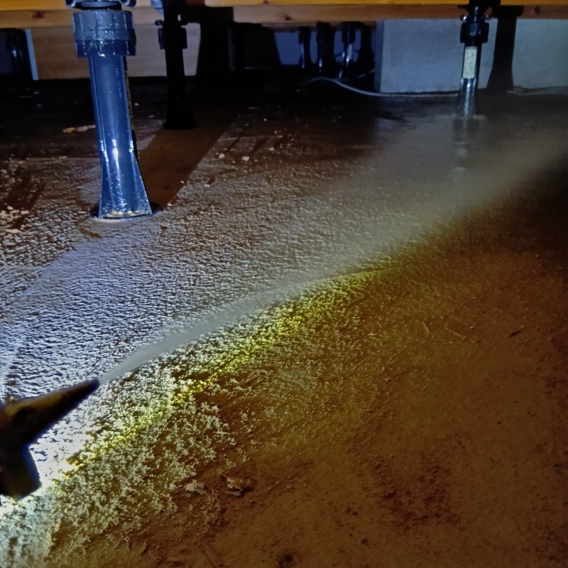 床下の地面にシロアリ駆除剤を散布