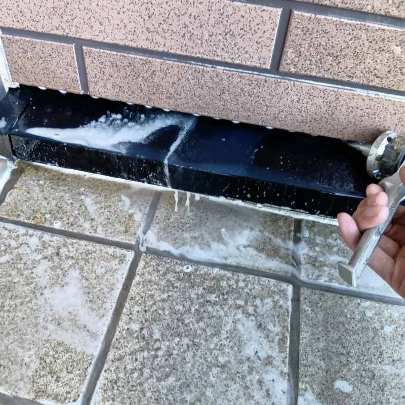 建物の外周にシロアリ駆除剤を散布