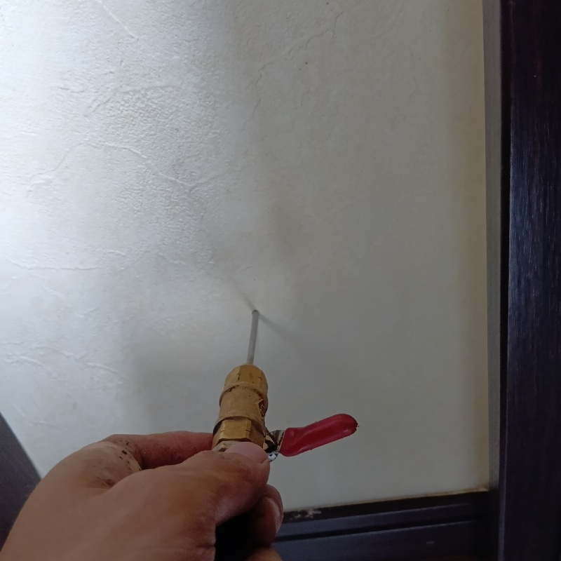 壁にシロアリ駆除剤を注入
