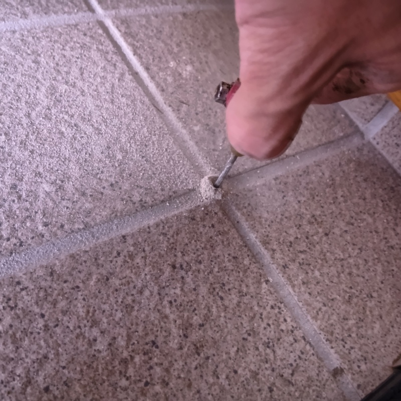 床にシロアリ駆除剤を注入