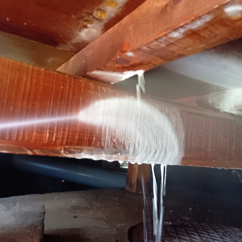 床下の木材にシロアリ駆除剤を散布