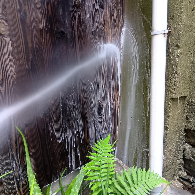 屋外の木部にシロアリ駆除剤を散布