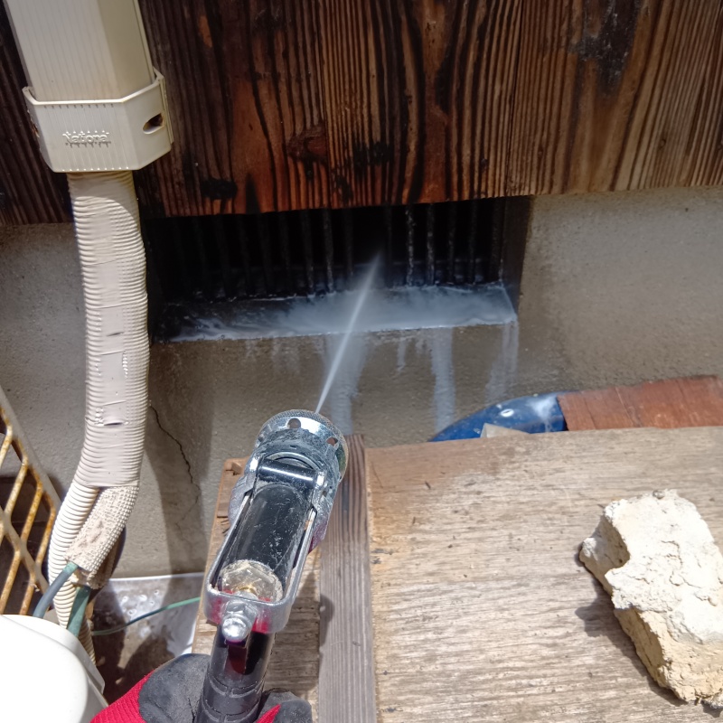 床下換気口からシロアリ駆除剤を散布