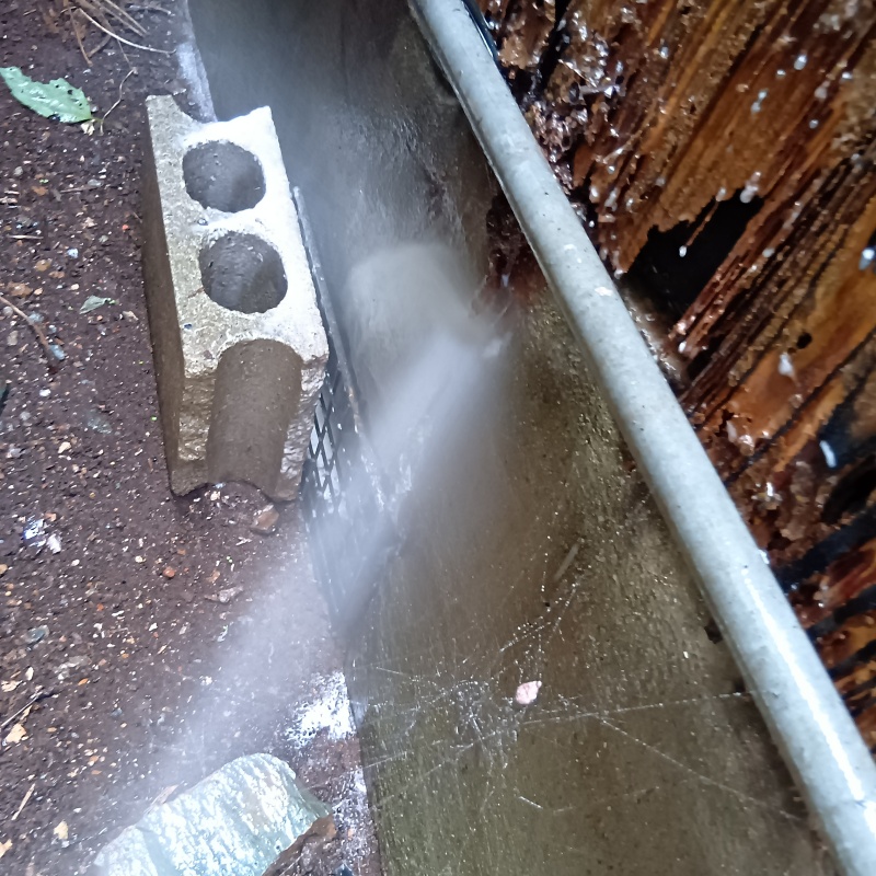 建物の外周にシロアリ駆除剤を散布