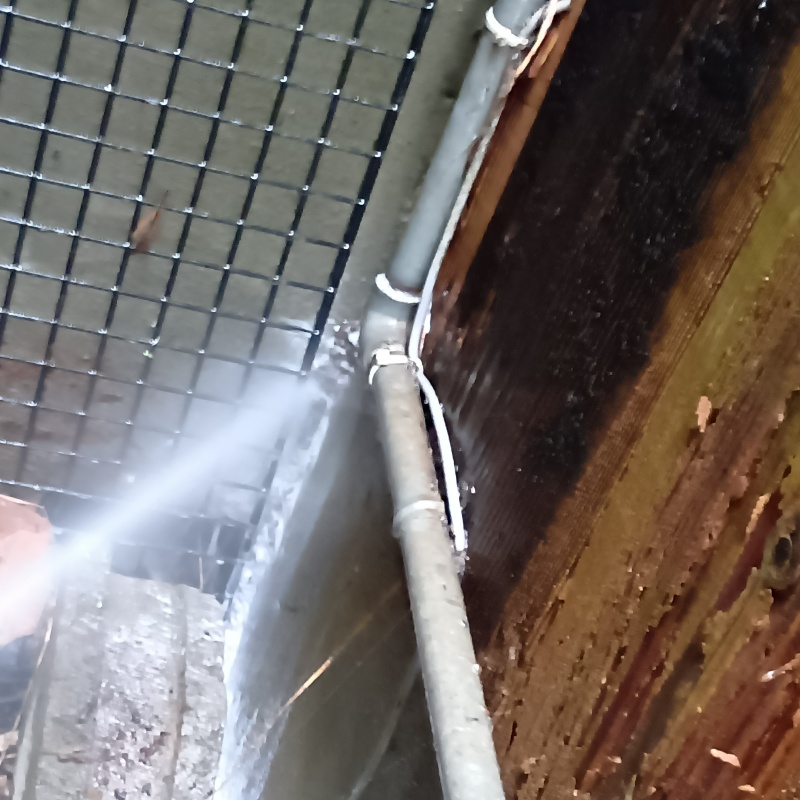 建物の外周にシロアリ駆除剤を散布