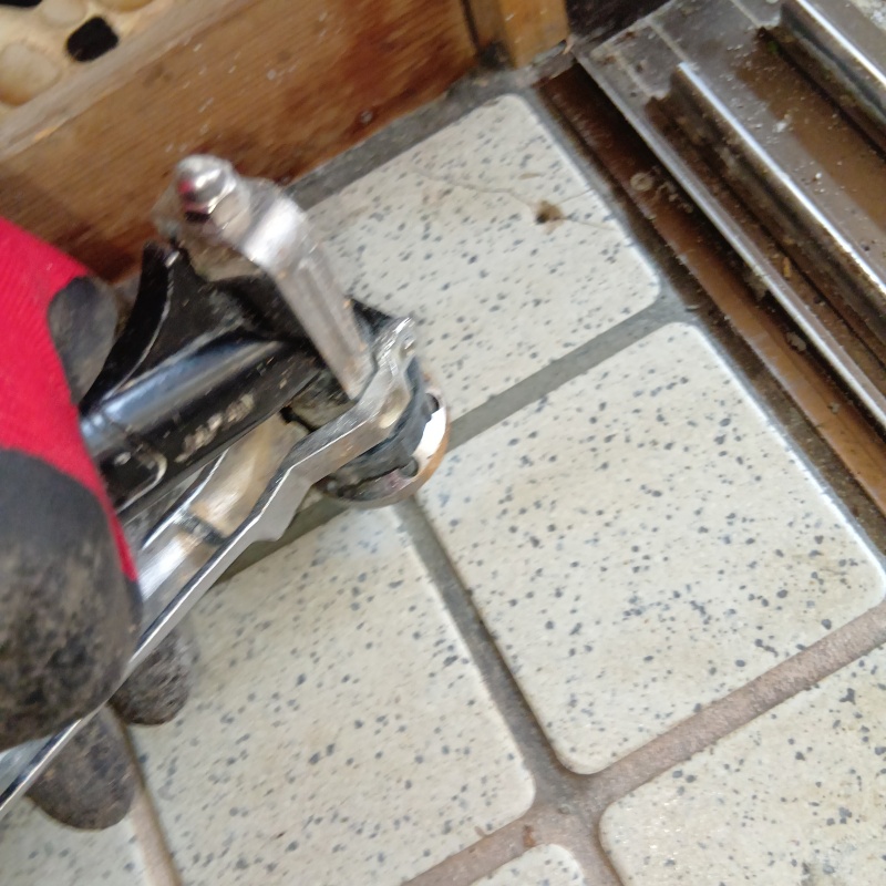 床にシロアリ駆除剤を注入