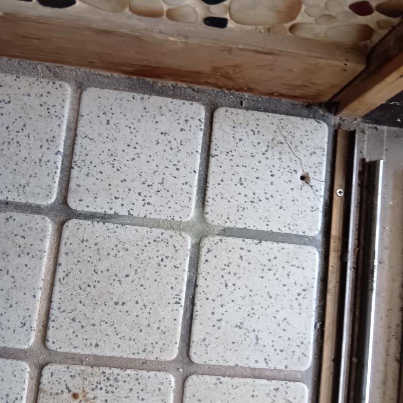 開けた穴を修復した様子