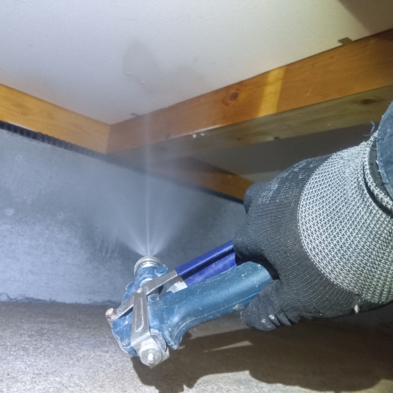 床下の木材にシロアリ駆除剤を散布