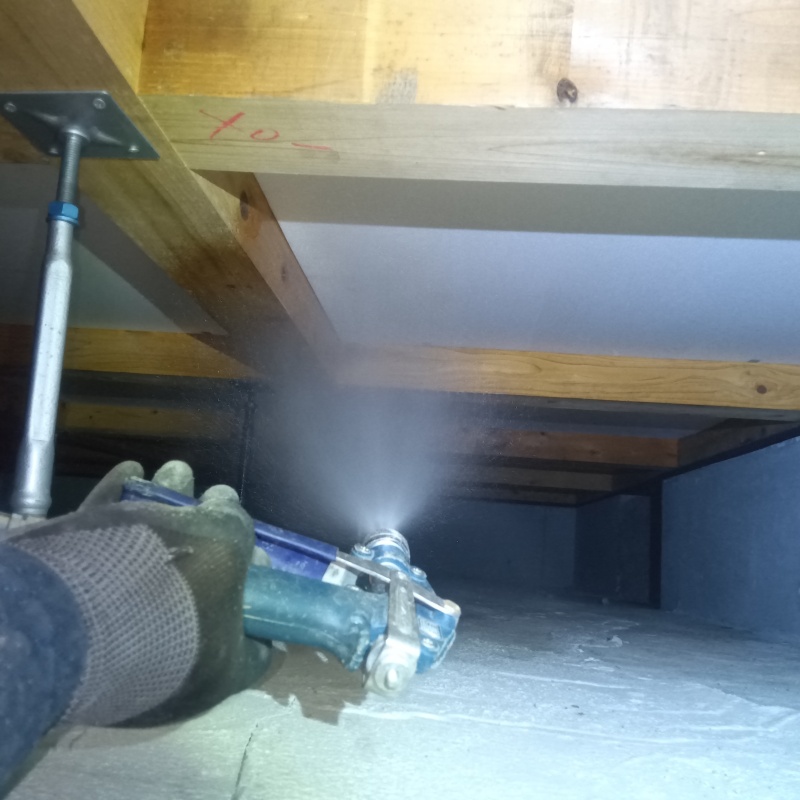 床下の木材にシロアリ駆除剤を散布