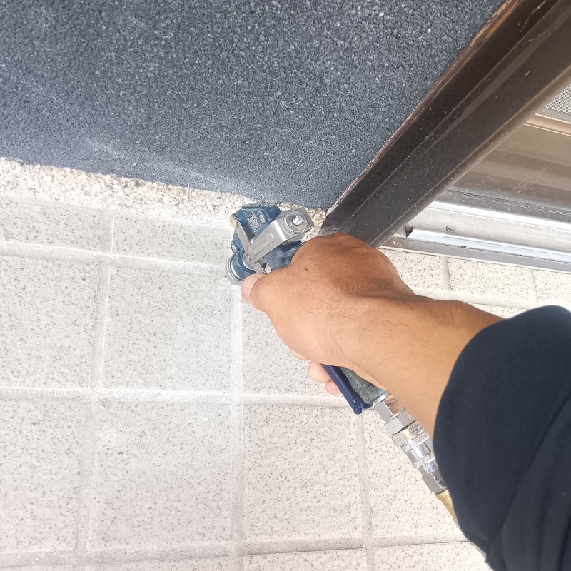 床にシロアリ駆除剤を注入