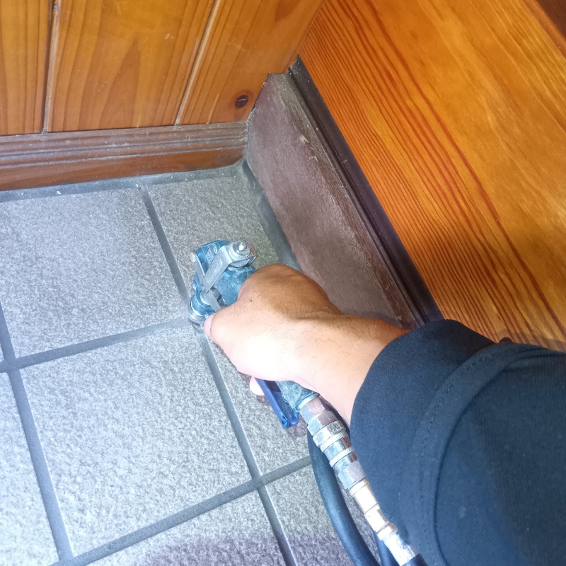 床にシロアリ駆除剤を注入