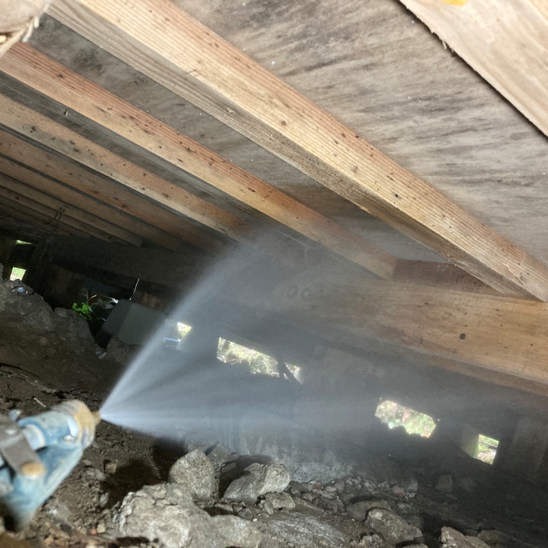 床下の木材にシロアリ駆除剤を散布