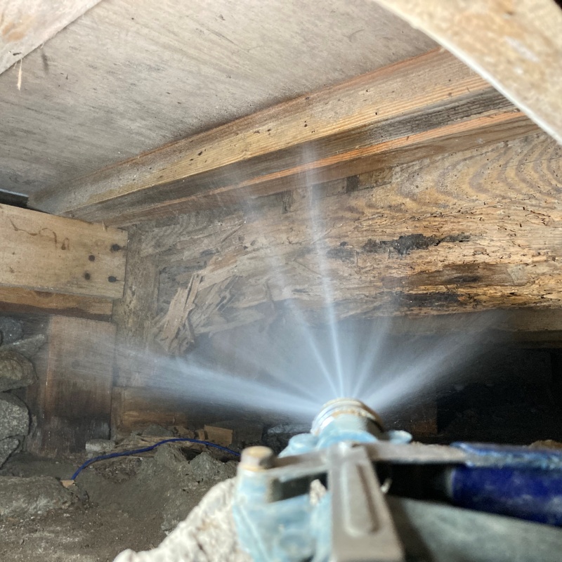 床下の木材にシロアリ駆除剤を散布