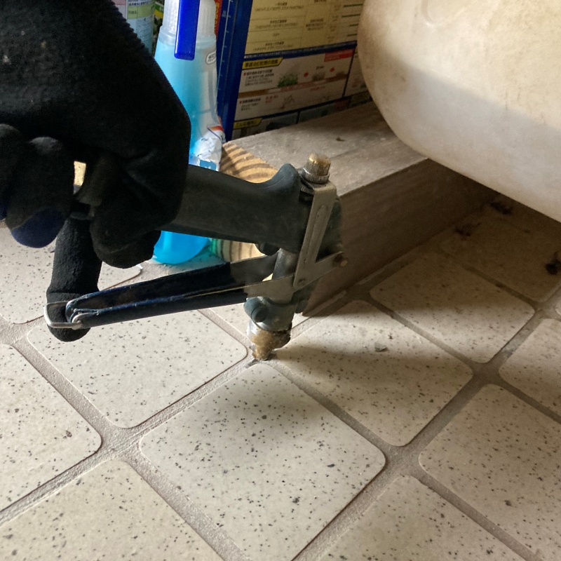 床にシロアリ駆除剤を注入