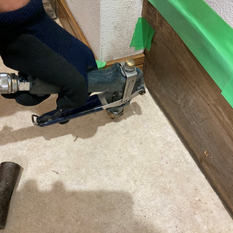 床にシロアリ駆除剤を注入