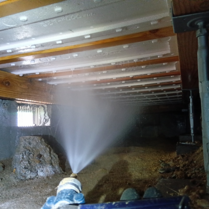 床下の木材にシロアリ駆除剤を散布